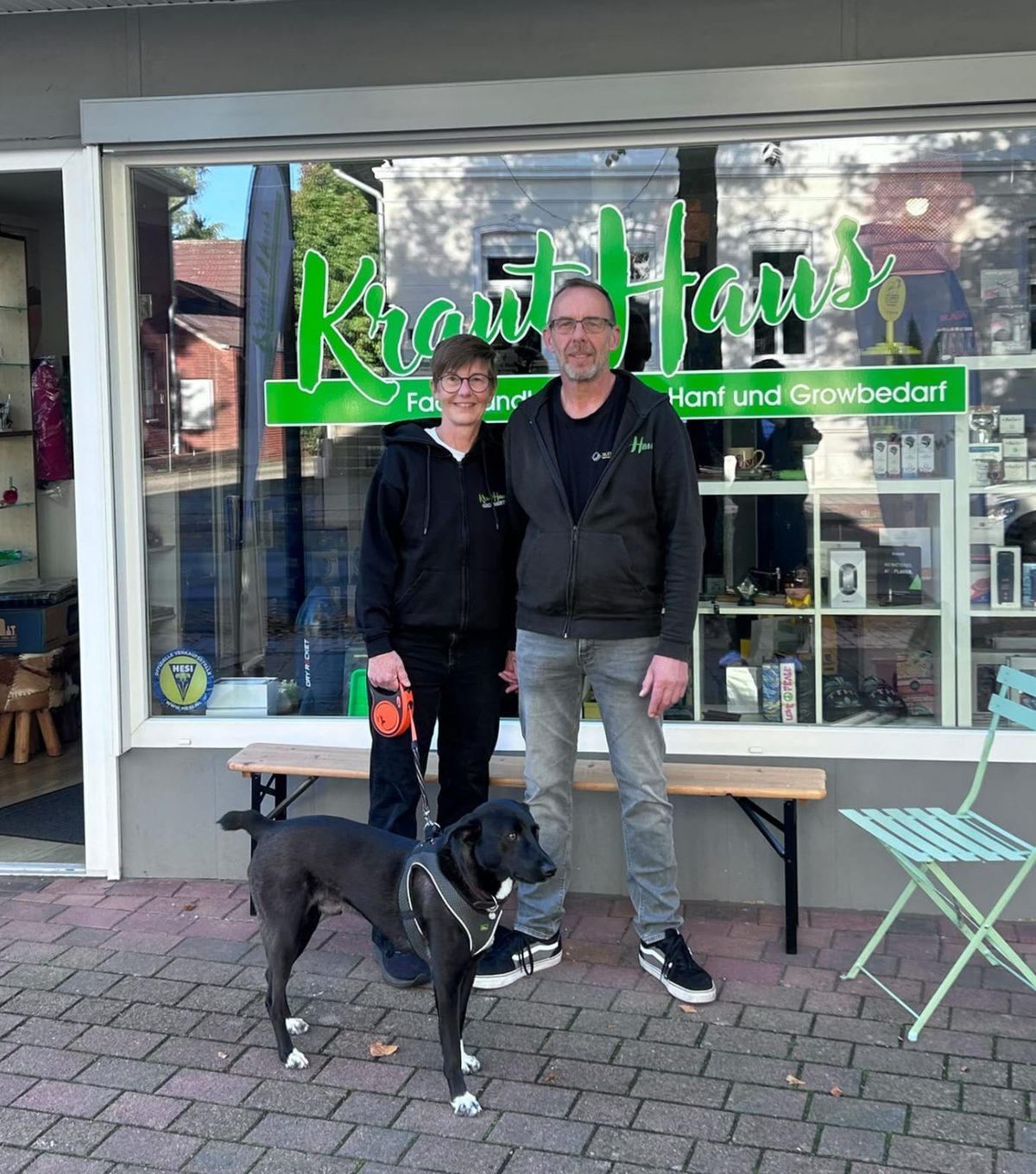 Die Inhaber von Krauthaus Vechta mit Hund vor dem Laden